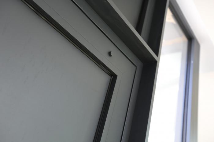 Porte d'entrée CS77 Hi en aluminium - Détail du design lisse et sans fraisage