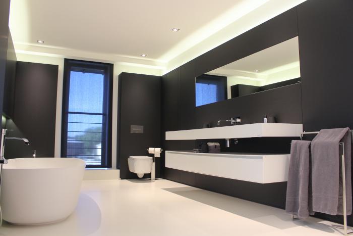 Parachèvements de salle de bain avec rangement intégré derrière le miroir