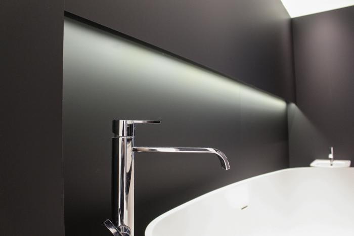 Parachèvements de la salle de bain et intégration d'éclairage affleurant