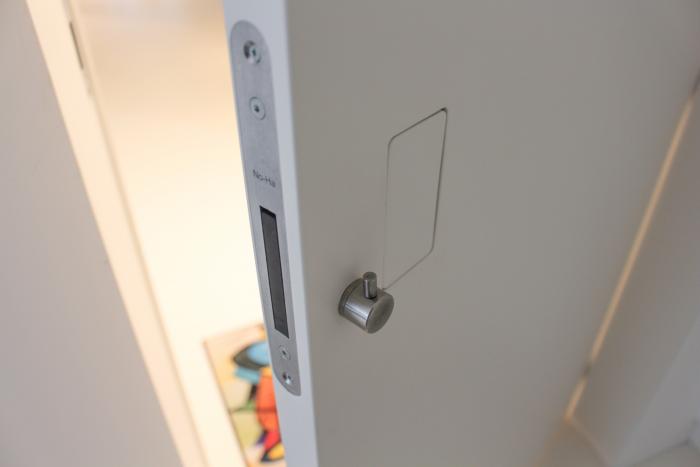 Détail d'une porte affleurante